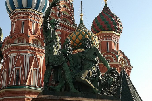 Вдоль древних стен Кремля